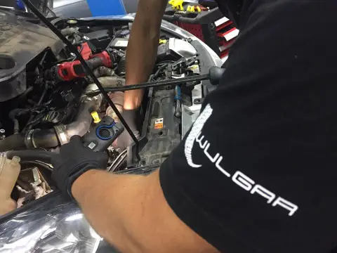 Naprawa w komorze silnika, mechanik WULGAR
