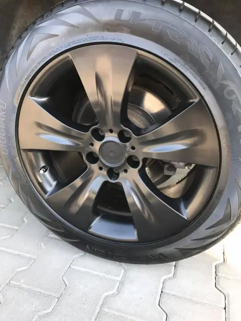 Felga aluminiowa z oponą po serwisie